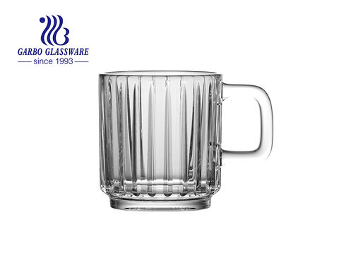 Tazas de vidrio transparente de nueva forma Garbo con asa Tazas de café de vidrio con diseño de patrón grabado único para restaurante