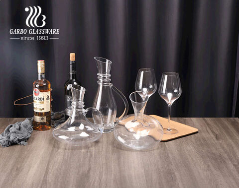 Handmade high-quality bar wine serving glass wine decanter set with spiral design on neck with goblet