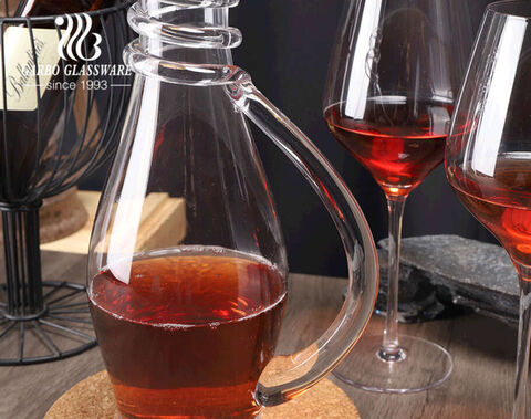 Vinho de bar artesanal de alta qualidade que serve garrafa de vinho em vidro com design espiral no gargalo e taça