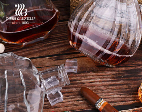 Bottiglie di vetro da whisky trasparenti realizzate a macchina Decanter da whisky in stile piatto per uso bar