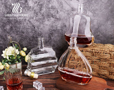 Bottiglie di vetro da whisky trasparenti realizzate a macchina Decanter da whisky in stile piatto per uso bar