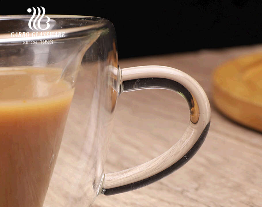 Taza de vidrio de doble pared de borosilicato en forma de corazón para café