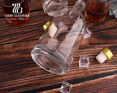 古典的な円形および正方形のガラスウイスキーデカンタープレーンおよびクリアウイスキーガラス瓶