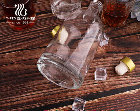 Classic round and square shape glass whiskey decanters plain and clear whiskey glass bottles