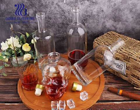 Hình dạng khác nhau chai thủy tinh rượu whisky cổ điển và đơn giản hình đầu lâu chai lọ thủy tinh