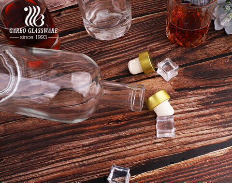 Verschiedene Formen Glaswhikeyflaschen klassische und einfache runde Schädelform Glasdekanter