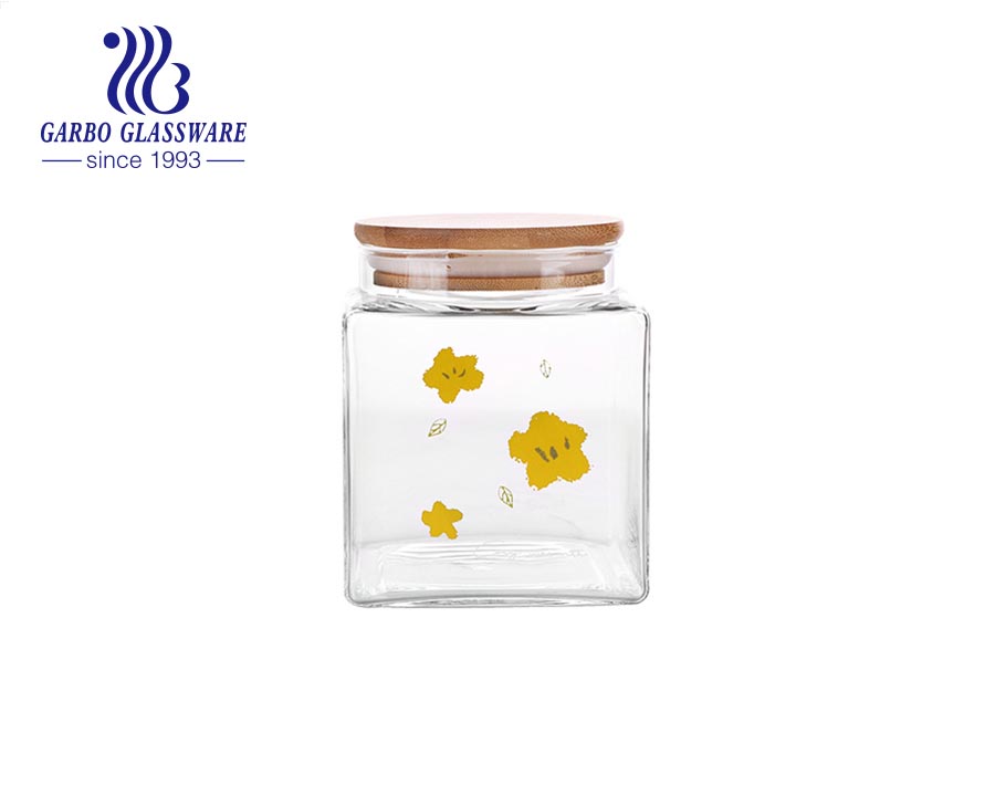 جرة زجاجية مربعة مصنوعة يدويًا عالية الجودة من البورسليكات بغطاء من الخيزران وزهرة