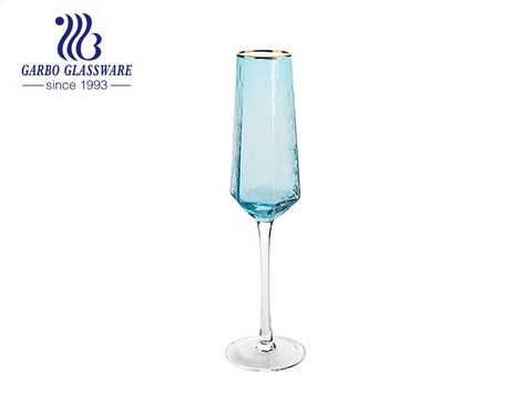 Copas de champán azul de moda con borde dorado para la boda de la fiesta del bar en casa