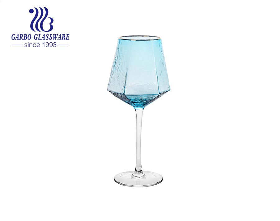 Modische blaue Champagnergläser mit Goldrand für die Hausbar-Party-Hochzeit