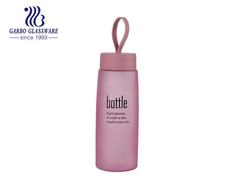 زجاجة زجاجية باللون الوردي اللطيف OEM في الهواء الطلق زجاجة ماء رياضية بحجم 17 أوقية مع مقبض معلق من السيليكون