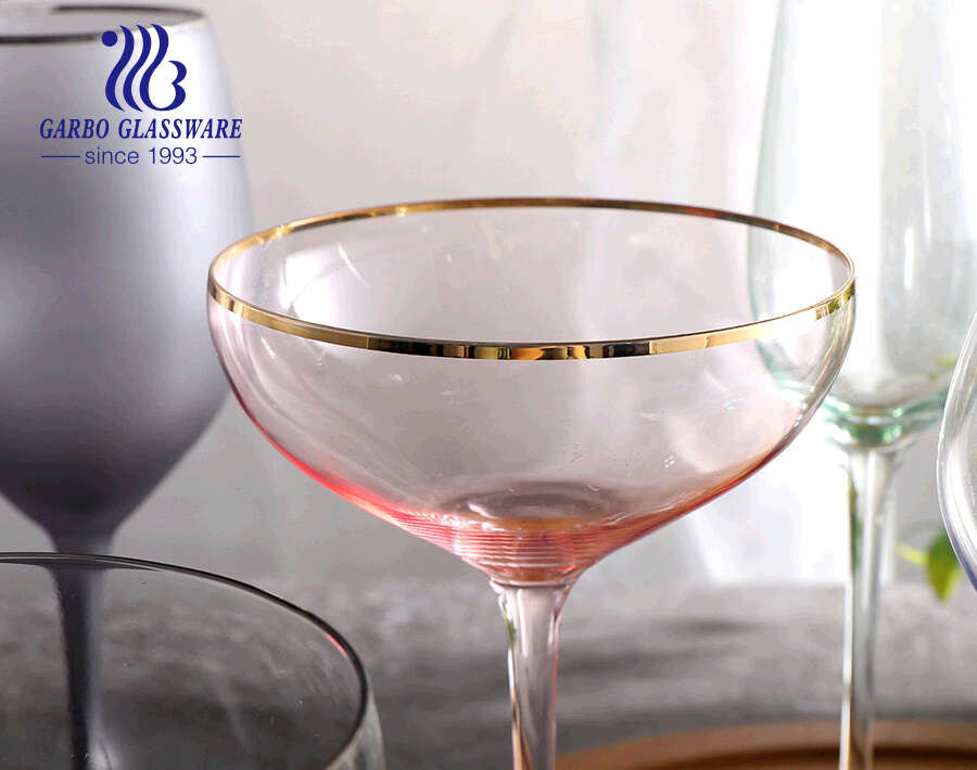Verres à pied en verre dépoli de couleur rose de haute qualité de 300 ml pour boire du martini