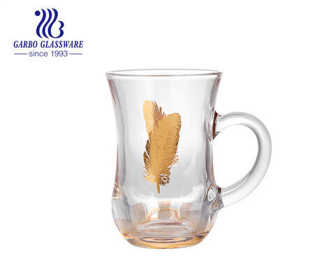 Goldfarbene Glasteetasse im türkischen Stil mit individuellem Aufkleberdruck für Glasteetassen für Länder des Nahen Ostens