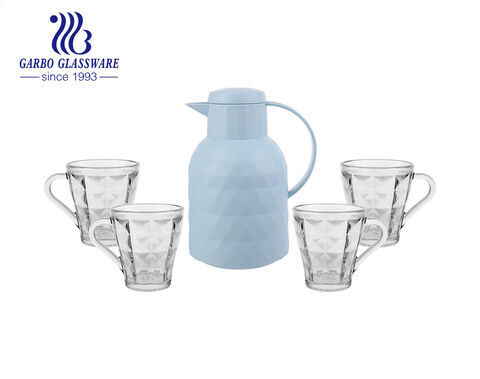 4つのガラスティーマグを備えた温水サーモジャグ用のストックガラス水飲用セット