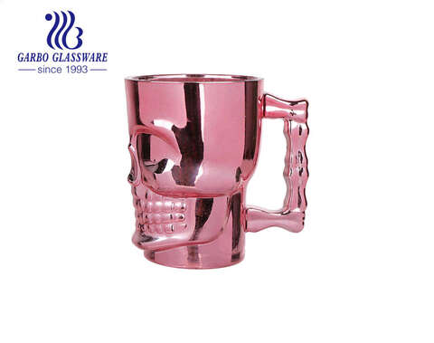 Glasbierkrug in verschiedenen Farben mit Henkel, rosa Bernstein-Ionenplattierung, Schädelform, Glasbecher