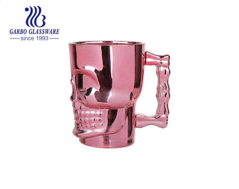 Jarra de cerveza de vidrio de diferentes colores con asa tazas de vidrio con forma de calavera con revestimiento de iones de ámbar rosa