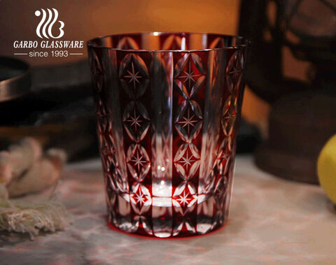 Belle tasse en verre de whisky en relief soufflé à la bouche de revêtement rouge de luxe pour le restaurant de barre avec le petit MOQ