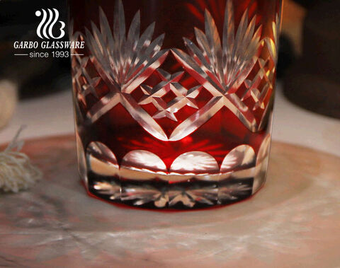 Belle tasse en verre de whisky en relief soufflé à la bouche de revêtement rouge de luxe pour le restaurant de barre avec le petit MOQ