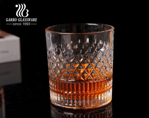 Garbo hat ein transparentes Whiskyglas-Dekanter-Set mit geprägten Weinglas-Sets entworfen