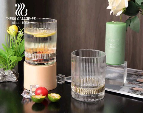 Handgefertigter, hochwertiger Wassertrinkbecher aus Glas mit graviertem Diamant-Aufkleber im Streifendesign für die Verwendung in der Hausbar