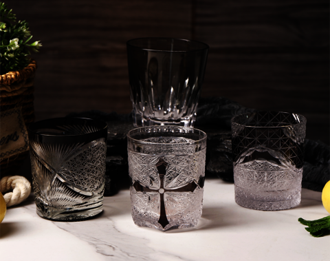 Handgefertigtes, hochwertiges, dekoratives, schwarz-weiß beschichtetes, graviertes Whiskyglas