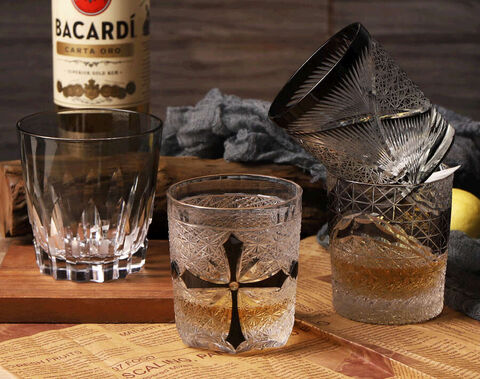 Handgefertigtes, hochwertiges, dekoratives, schwarz-weiß beschichtetes, graviertes Whiskyglas