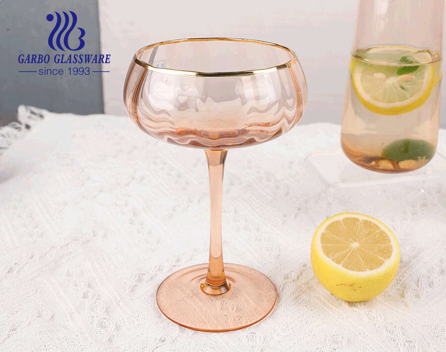 Bleifreies, leicht zu reinigendes, handgefertigtes, geblasenes Gin-Cocktailglas mit Stiel