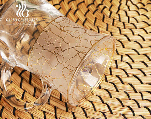 Luxuriöser Glasbecher im königlichen Stil für türkischen Teekaffee mit individuellem Aufkleber-Design, goldenem Rand, Untertassen-Set