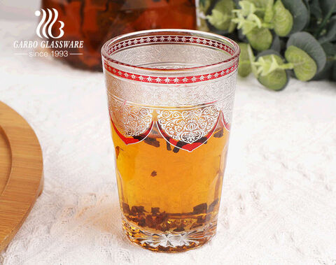 Boîte-cadeau scintillante dorée emballée dans une tasse à thé en verre marocaine pour les marchés arabes