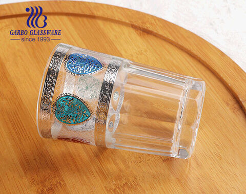 Boîte-cadeau scintillante dorée emballée dans une tasse à thé en verre marocaine pour les marchés arabes