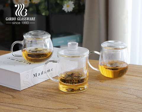 Handgefertigte, hitzebeständige, transparente, doppelwandige, individuelle Tee-Kaffeetasse aus Glas mit Teesieb für den Einsatz im Home Office