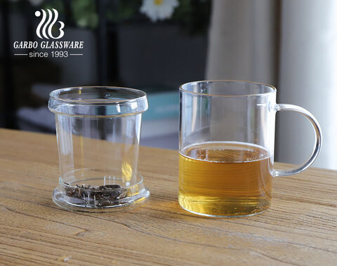 Handgefertigte, hitzebeständige, transparente, doppelwandige, individuelle Tee-Kaffeetasse aus Glas mit Teesieb für den Einsatz im Home Office