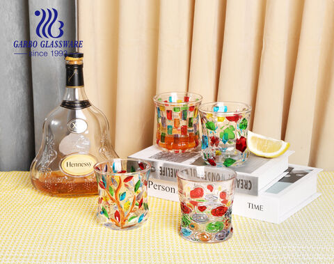 Gewebte Wolkenblatt-Malerei-Designs geprägtes Whiskyglas-Becher-Kombi-Set