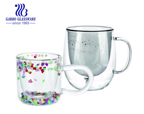 Kreative, isolierte, doppelwandige Kaffeetasse aus Glas mit schwebendem, glitzerndem Konfetti