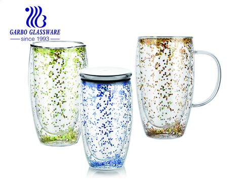 Kreative, isolierte, doppelwandige Kaffeetasse aus Glas mit schwebendem, glitzerndem Konfetti