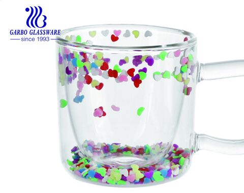 Doppelwandige Kaffee-Teetassen aus Glas mit schwimmendem, glänzendem, goldenem und schillerndem Glitzerkonfetti