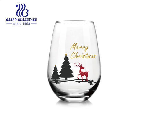 Exklusiver Glasbecher für das Weihnachtsfest mit dem Aufdruck von Weihnachtssternen