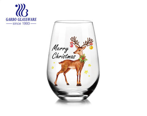 Exklusiver Glasbecher für das Weihnachtsfest mit dem Aufdruck von Weihnachtssternen