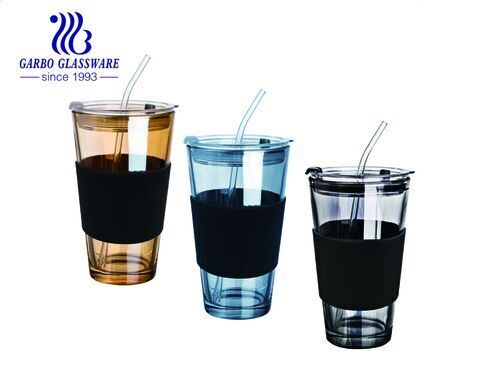 Tasse en verre de style chaud INS avec couvercle et tasse en verre de couleurs de placage ionique de paille avec gaine en silicone