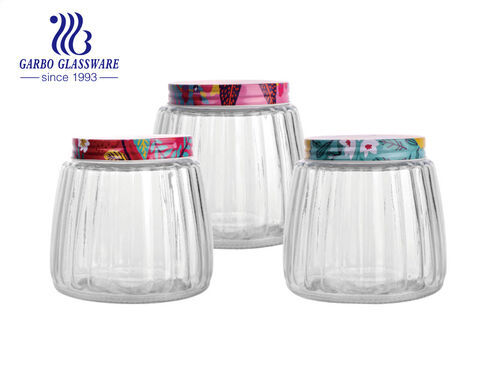 جرة تخزين زجاجية مستديرة منقوشة رخيصة من صنع آلي 950 مللي مع غطاء معدني مطبوع بنمط منقوش مخصص لاستخدام المطبخ