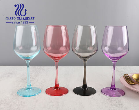フルスプレーカラーのワイングラスは、結婚式のためにさまざまな色のガラスのゴブレットをカスタマイズしました