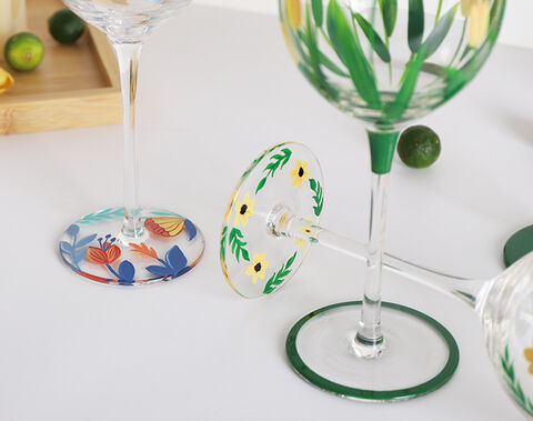Geschenkbestellung Hohe weiße klare Weinglastasse mit handgemaltem Muster