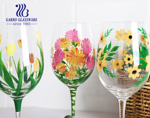 Design de taça de luxo pintado à mão com padrão de flores para pedido de presente