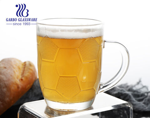 Tasse en verre de bière de football de prix promotionnel d'usine de 24 onces avec la conception adaptée aux besoins du client pour la vente en gros