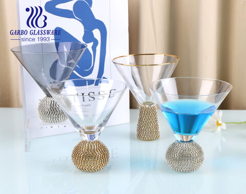 Elegante copa de cóctel con borde dorado y cristal de martini de