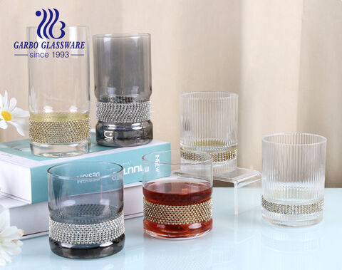 Tasses en verre de cristal avec des tasses en verre de vin de highball d'or cloutées de diamant de rhinestone