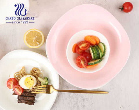 Assiette en verre de luxe de forme carrée avec décor de couleur rose