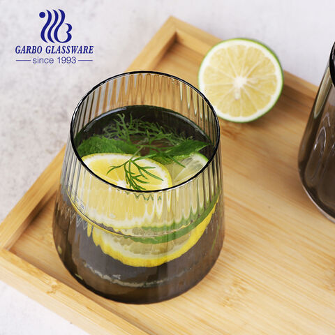 Tasse en verre de couleur unie très élégante pour boire du vin de whisky et boire de l'eau