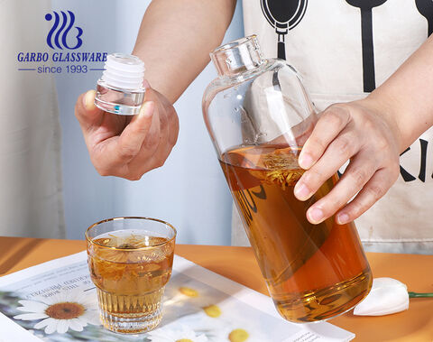 Hitzebeständige Flasche aus Glas mit hohem Borosilikatgehalt für den Außenbereich mit Holzdeckel mit individuellen Aufklebern