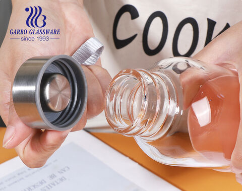 Hitzebeständige Flasche aus Glas mit hohem Borosilikatgehalt für den Außenbereich mit Holzdeckel mit individuellen Aufklebern