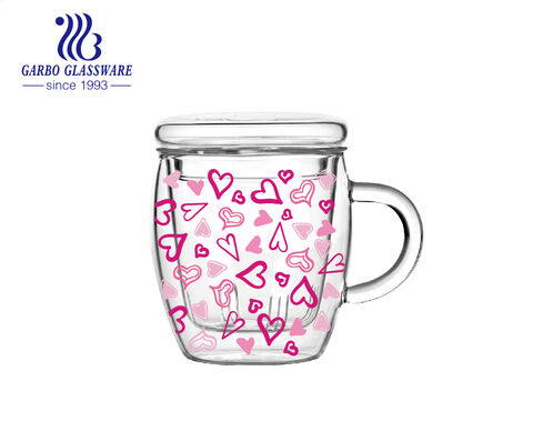 Heat-resistant borosilicate glass mug with logo decal and lid for tea service